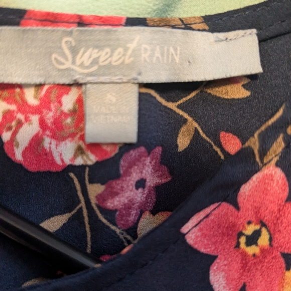 Sweet Rain Navy floral top - Picture 6 of 6
